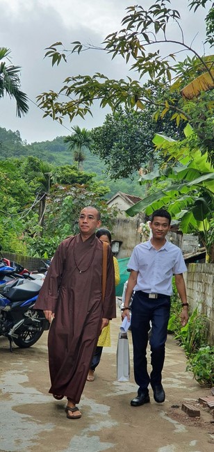 The Inauguration and Handover Ceremony House of Charity to the family Ms. Dinh Thi Dinh by Hoa Phuc Pagoda